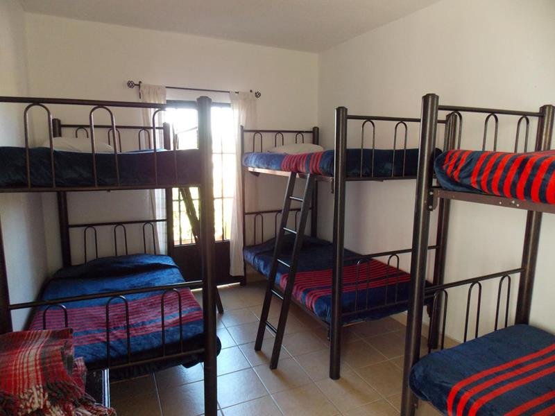 Dormitorio mixto con literas