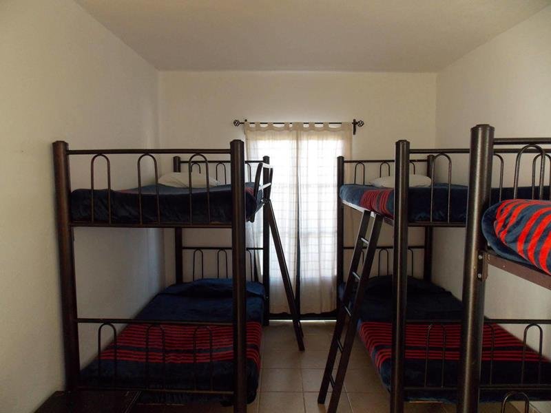 Literas del dormitorio junto a la ventana