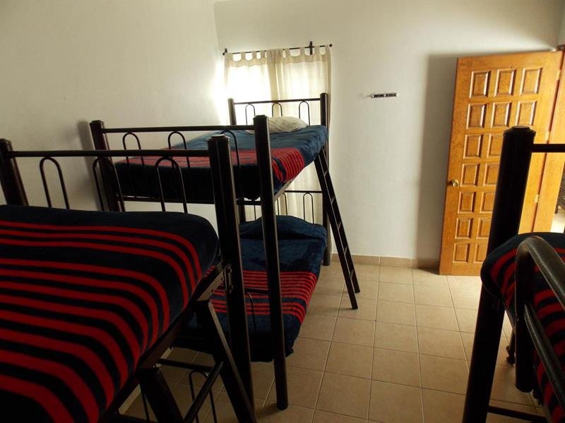 Camas del dormitorio con cobijas