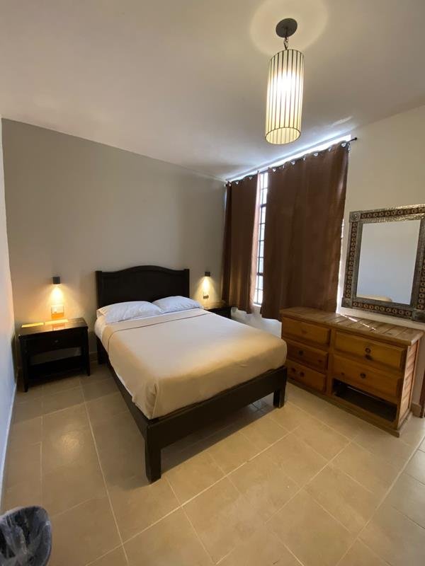 Habitación amplia con cómoda y espejo