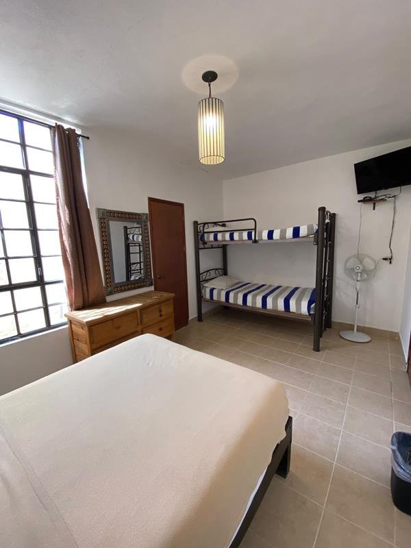Habitación familiar con cama matrimonial y litera