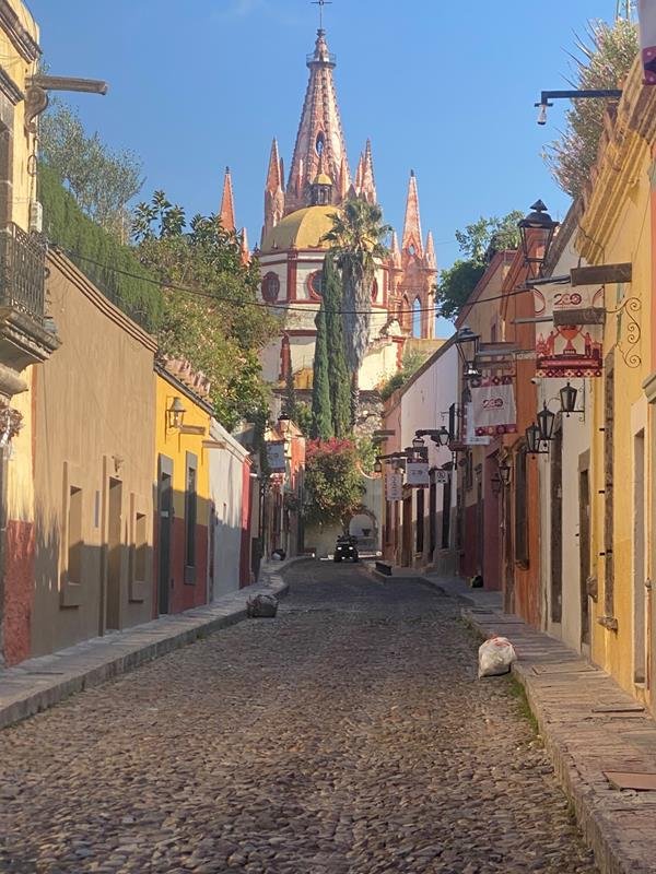 Calle Aldama con la Parroquia de San Miguel Arcángel
