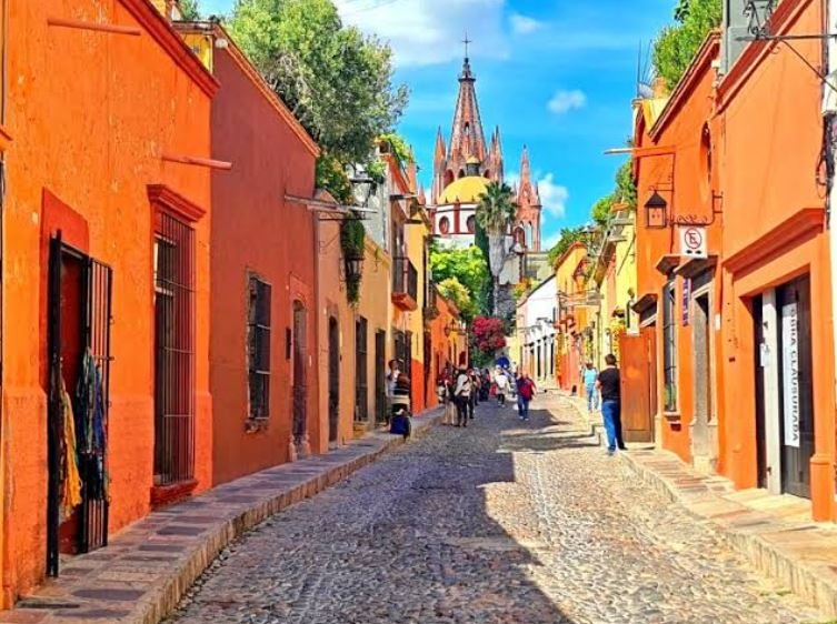 Calle de fachadas coloridas en el centro