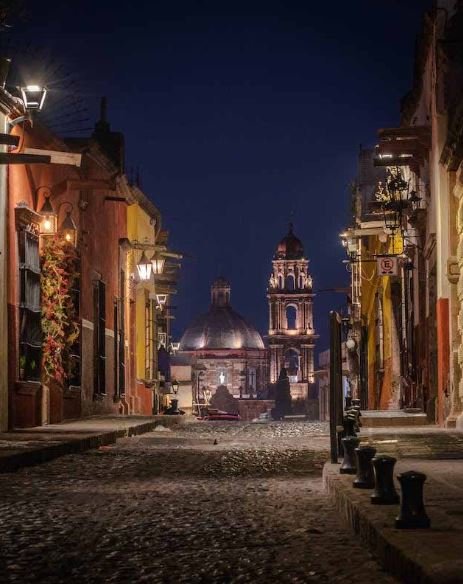Calle del centro iluminada de noche