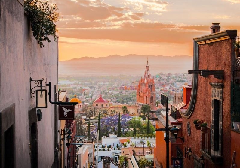 Vista de San Miguel desde un mirador al atardecer