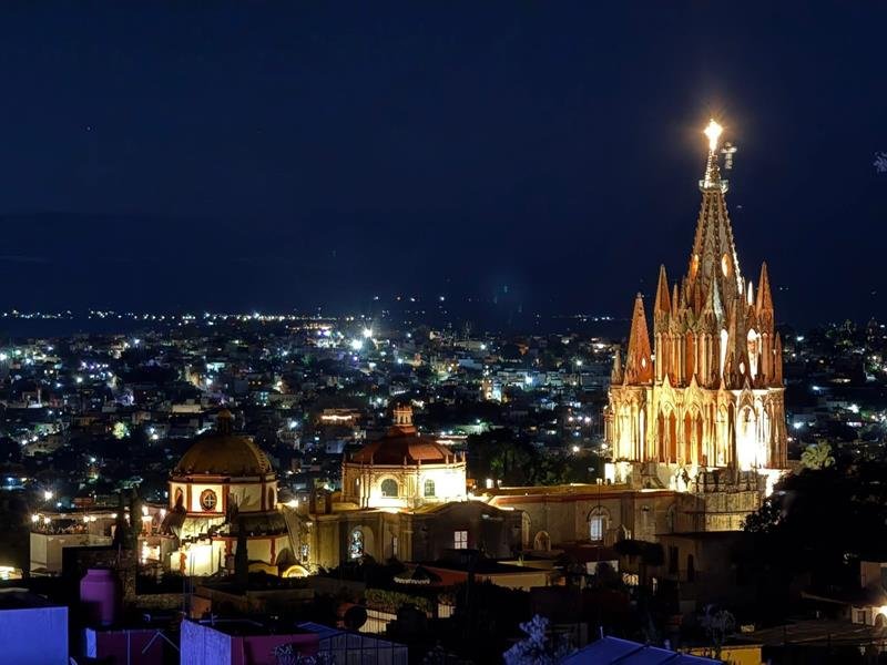 Vista nocturna de San Miguel con la Parroquia iluminada